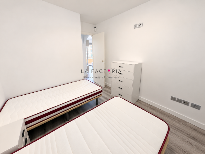 Dormitorio minimalista con dos camas.png
