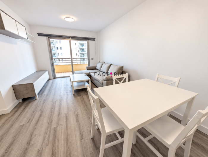 Salón moderno con comedor y terraza.png