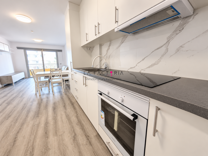 Cocina moderna con comedor y balcón.png