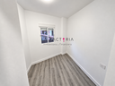 Dormitorio minimalista con ventana deslizante.png
